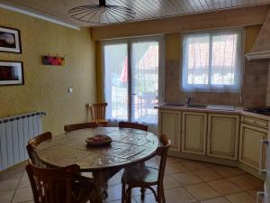 Le Lauzet-UbayeにあるLocation MarjoRI - T3 Le Kakarikiの部屋にテーブルと椅子のあるキッチン +29枚の写真