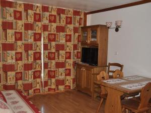 a living room with a dining room table and a tv at Appartement Valloire, 2 pièces, 4 personnes - FR-1-263-392 in Valloire