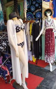 アギオス・ゴルディオスにあるMARGARITAS' ROOMSのドレス入りの店のマネキン