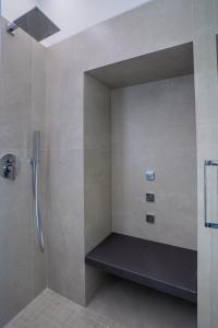 un bagno con box doccia e panca di Antica Pepice a Matera