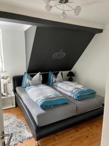 łóżko z niebieskimi poduszkami w pokoju w obiekcie Apartment Elegance 2.0 w mieście Höheischweiler
