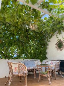 un patio con mesa, sillas y banco en El Rincón de El Montán, en Avilés