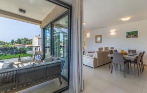 een woonkamer met uitzicht op een woonkamer bij Paradiso Luxury Apartment, Rovinj in Rovinj