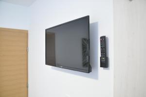 TV a/nebo společenská místnost v ubytování Apartmani Ana Vukovar