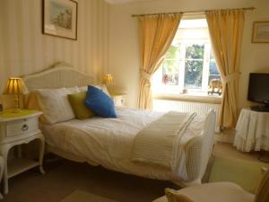 A bed or beds in a room at Copperfields Guest House 