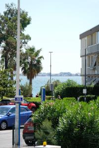 een auto geparkeerd op een parkeerplaats naast het water bij Elégant appartement moderne - Cure et vacances in Balaruc-les-Bains