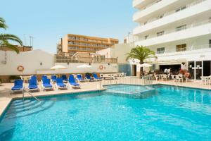 una piscina con sillas azules y un hotel en HSM Reina del Mar, en El Arenal