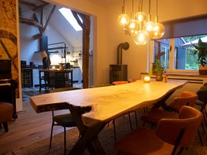 una sala da pranzo con tavolo e sedie in legno di Lagom bed and breakfast a Wilsum