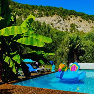 - une piscine avec un jouet gonflable dans l'établissement Gite L'Ô Bleue, à Varces