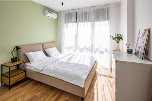 利沃夫New building on Shevchenko Street, center的一间卧室，里面有一张床和一扇大窗户。