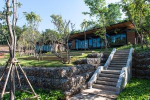 un edificio con una pared de piedra y escaleras delante en Huaysompoi Valley Nan, en Nan 26 fotos más