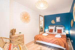 阿格諾的住宿－Nouveau - L'Hacienda - Hyper Centre，一间卧室配有一张蓝色墙壁的床