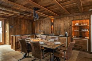 uma sala de jantar em madeira com uma mesa e cadeiras em Maison du Roi - Happy Rentals em Chamonix-Mont-Blanc