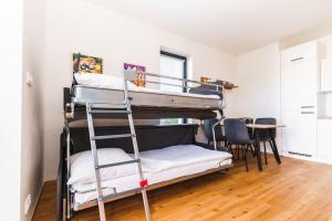 een kamer met 2 stapelbedden en een tafel bij Horský apartmán Temari 6 Klínovec in Loučná pod Klínovcem