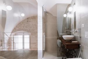 two images of a bathroom with a sink and a shower at INDE Á LA TERRE, GUEST HOUSE Locazione Turistica in Molfetta