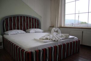 เตียงในห้องที่ Gabala Explorers' Villa near Tufandag