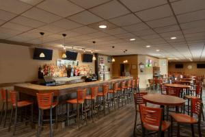 Area lounge atau bar di Ramada by Wyndham Fargo