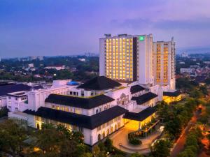 un grande edificio con le luci accese in una città di ibis Styles Bandung Grand Central a Bandung