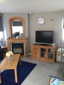 TV a/nebo společenská místnost v ubytování THE VAN Thorness bay holiday park,Thorness cowes po31 8NJ