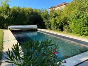 a road and a pool of water next to a street at Coeur de Calignac in Calignac