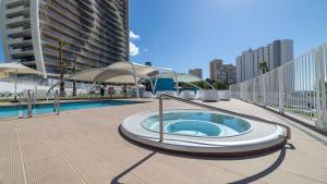 un jacuzzi au milieu d'un bâtiment dans l'établissement SUNSET WAVES Benidorm Sea View, à Benidorm