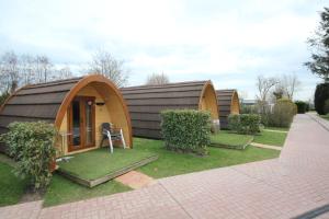 un par de casas circulares en un patio en Camping De Grienduil, en Nieuwland