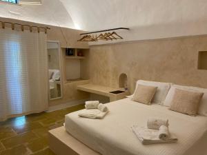 Un pat sau paturi într-o cameră la Masseria Li Capperi