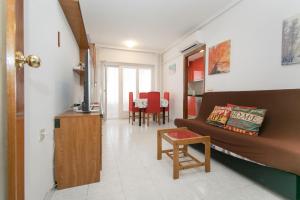 uma sala de estar com um sofá e uma mesa em 016 Happiness Apartment - Alicante Holiday em Torrevieja