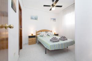 um quarto com uma cama com toalhas em 016 Happiness Apartment - Alicante Holiday em Torrevieja