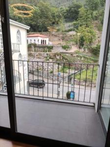 une fenêtre avec vue sur un parking dans l'établissement Confort4you Apartment, à Gerês
