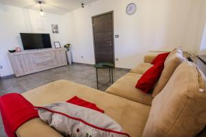 - un salon avec un canapé et une télévision dans l'établissement Apartment Tina II, à Poreč