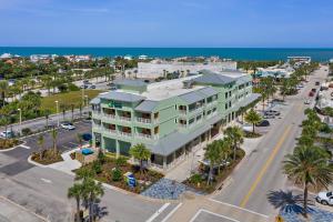 圣奥古斯丁Holiday Inn Express St. Augustine - Vilano Beach by IHG的街道和建筑的空中景观