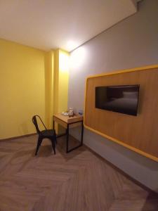 TV a/nebo společenská místnost v ubytování Nite & Day Semarang - Candi