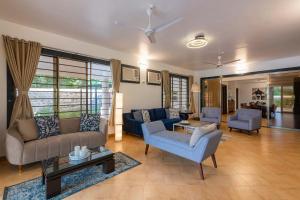 Posezení v ubytování Classique Woods by StayVista with Lawn with Gazebo & Bar, Indoor Fun