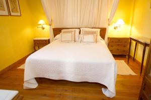 Cubillo的住宿－El Bulín de Cubillo - Casa del Arcipreste，一间卧室配有白色的床和两把椅子