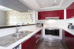 Kuchyň nebo kuchyňský kout v ubytování New Arabian Al Bateen Jumeirah Beach Residence JBR