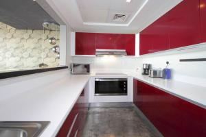 Kuchyň nebo kuchyňský kout v ubytování New Arabian Al Bateen Jumeirah Beach Residence JBR