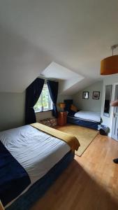 Highfield house bed and breakfast COLLINSTOWN في Collinstown: غرفة نوم بسريرين في غرفة