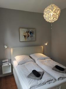 una camera da letto con un letto con due cappelli sopra di Altstadtbummel a Flensburgo