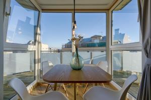 Balkón alebo terasa v ubytovaní Riazor Bay by TheBlueWaveApartments com + 14 fotografií