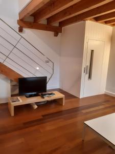 sala de estar con TV y mesa en CASA RURAL AINGERU NATURALEZA Y MONTAÑA en Oñate