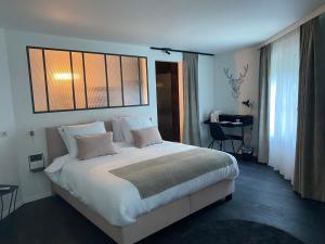 - une chambre avec un grand lit et un bureau dans l'établissement B&B Miranoza, à Oud-Heverlee