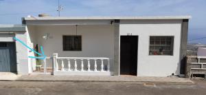 una casa blanca con una puerta y una valla en Vergara J, en La Frontera