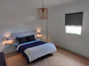 - une chambre avec un lit bleu et une fenêtre dans l'établissement Vergara J, à Frontera