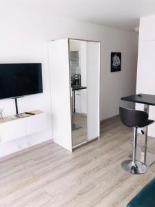 TV a/nebo společenská místnost v ubytování Studio en résidence, proche de la mer avec parking gratuit et 5G home