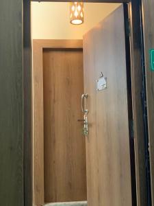 łazienka z drzwiami i lustrem w obiekcie Pearl by Olys Apartment w mieście Kolkata