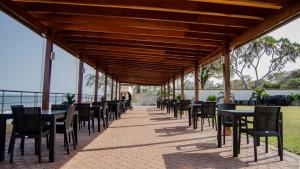 une rangée de tables et de chaises sous un pavillon dans l'établissement Jumeirah Beachfront, à Mombasa