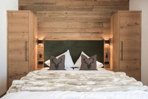 Postel nebo postele na pokoji v ubytování LUX ALP CHALET am Arlberg + 37 fotografií