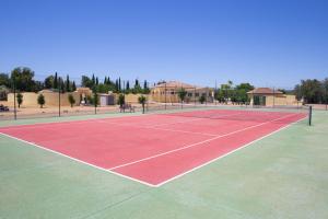 Tenis alebo squash v ubytovaní Casa Ana - delightful semi-detached villa with large swimming pool, tennis court and huge gardens plus Free wifi alebo jeho okolí