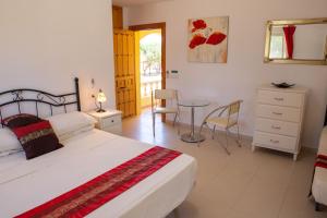 Posteľ alebo postele v izbe v ubytovaní Casa Ana - delightful semi-detached villa with large swimming pool, tennis court and huge gardens plus Free wifi + 24 fotografií